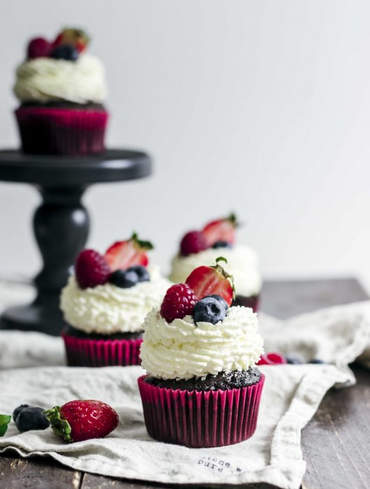 dark_chocolate_berries_cupcakes-27