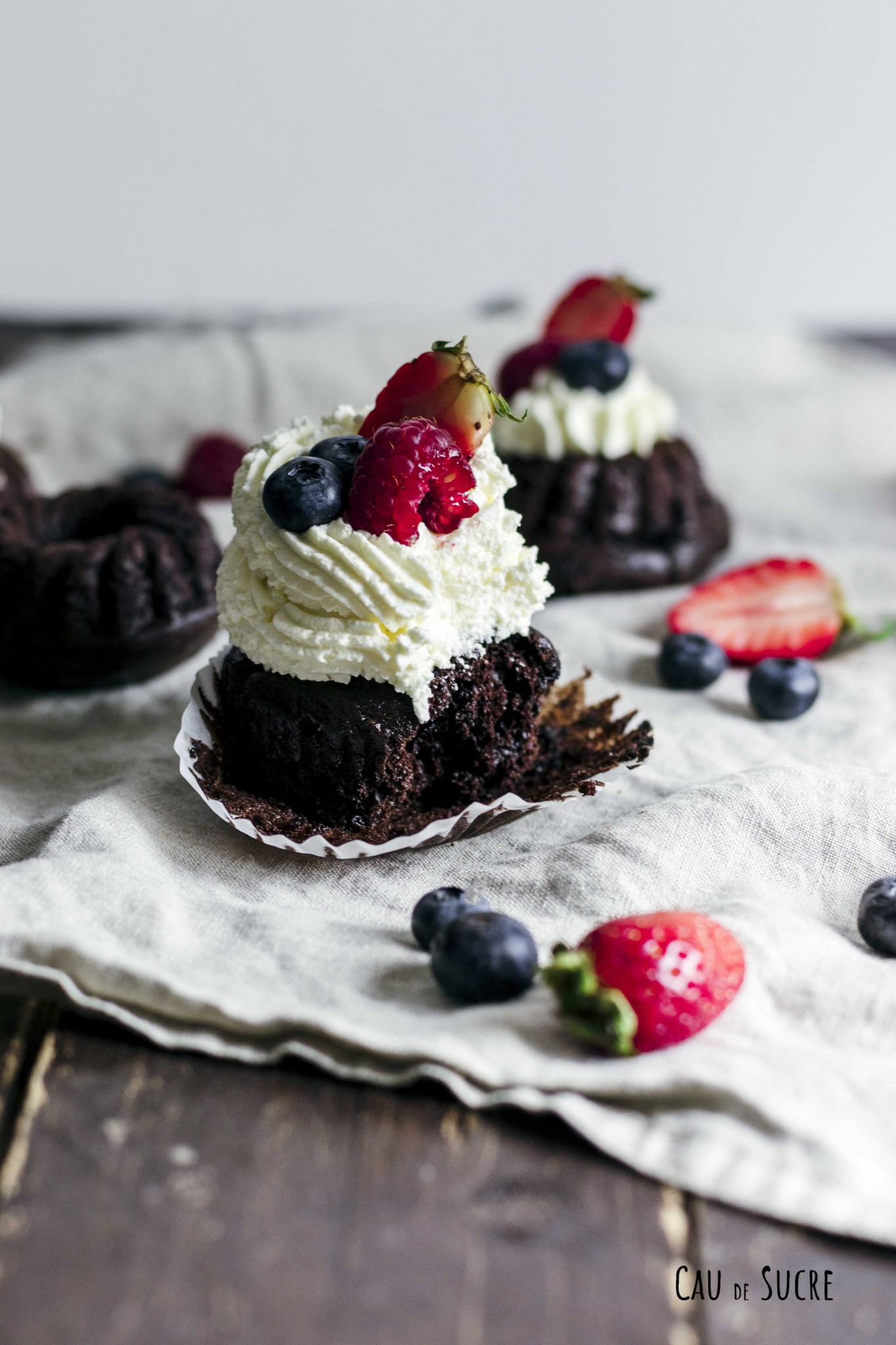 dark_chocolate_berries_cupcakes-48